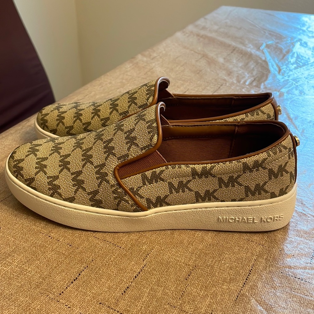 A pair of brand new Michael Kors Sneaker no tags on them didn’t like the fit